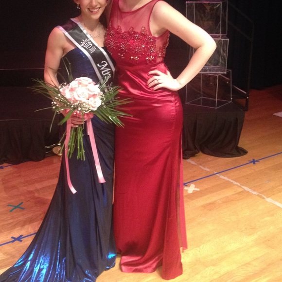 STUNNING Red Gown: Prom dress! - Picture 2 of 6